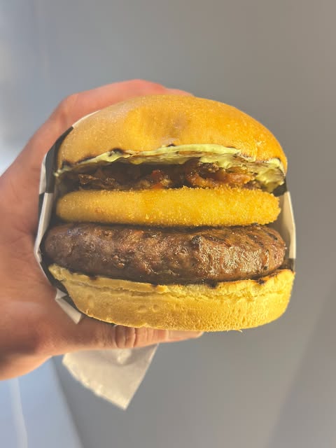 Hambúrguer artesanal com pão dourado, queijo e carne, fotografado pela Container Hamburgueria